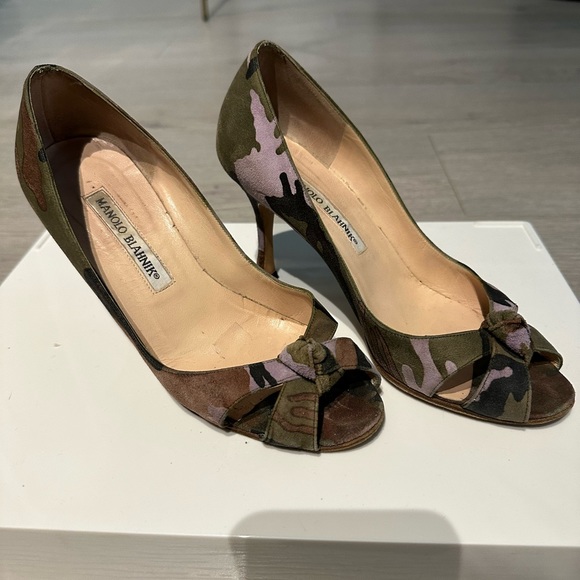 Manolo Blahnik suede camouflage front knot open toe heel. Size 5 - Picture 9 of 9